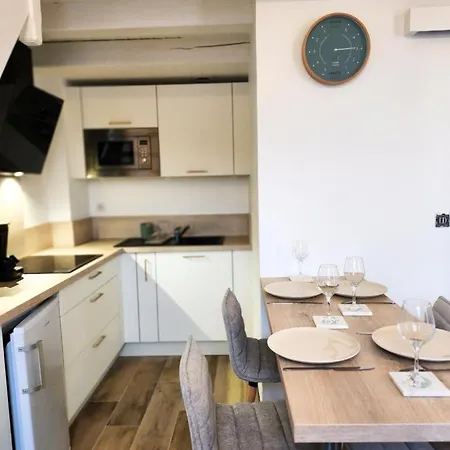 A 150m Du Port, Le Baia, à Pied